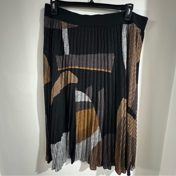 Abstract pattern skirt! - Picture 2 of 5